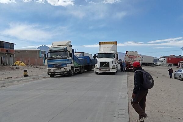 Camiones varados en la frontera entre Bolivia y Chile - Sputnik Mundo