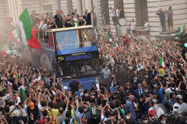La selección de Italia recorre las calles de Roma con la copa de Euro 2020 tras su victoria sobre el Reino Unido. - Sputnik Mundo