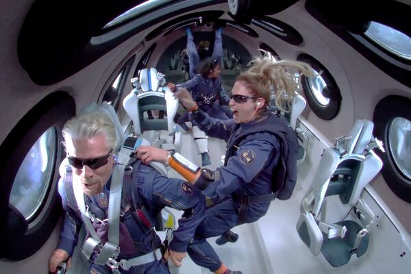 El fundador de Virgin Galactic, Richard Branson, a bordo de la VSS Unity durante su primer vuelo suborbital. - Sputnik Mundo