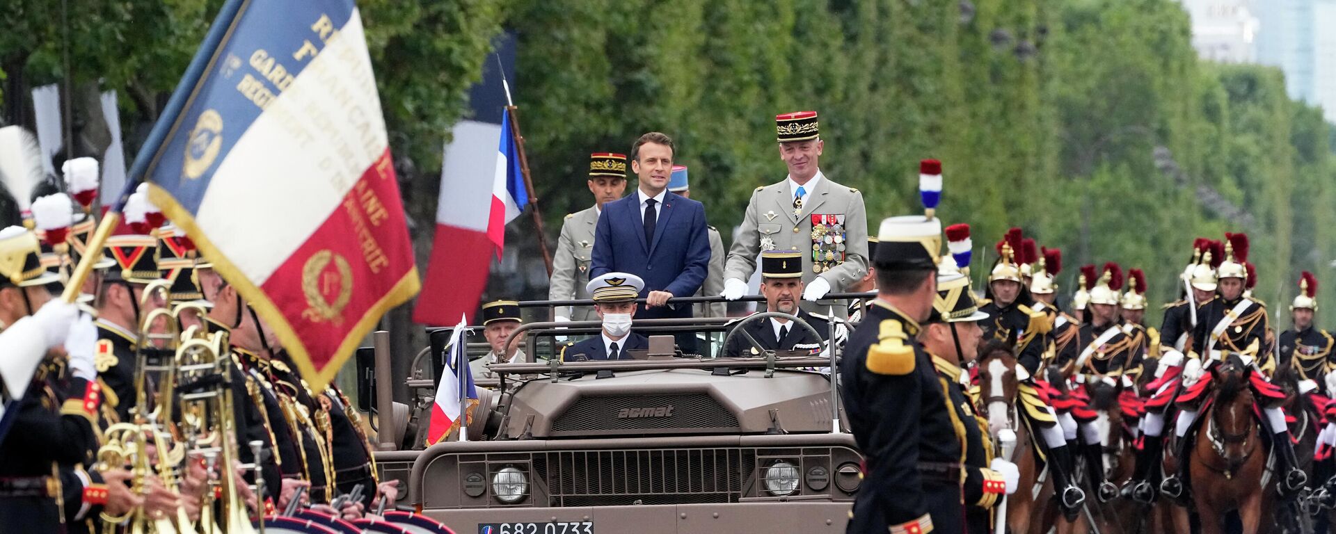 El presidente de Francia, Emmanuel Macron, durante el desfile - Sputnik Mundo, 1920, 07.03.2024