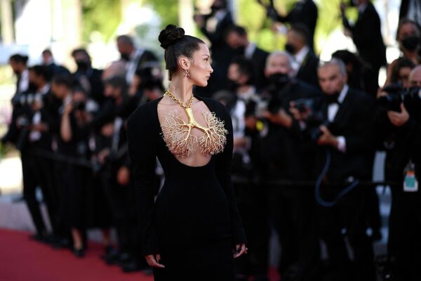 La supermodelo Bella Hadid en la alfombra roja de la 74 edición del Festival de Cine de Cannes. - Sputnik Mundo