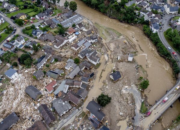 Unas casas destruidas por una catastrófica inundación en la ciudad alemana de Schuld. - Sputnik Mundo