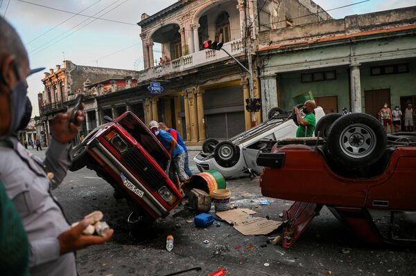 Los coches de Policía volcados durante una protesta antigubernamental en La Habana. - Sputnik Mundo