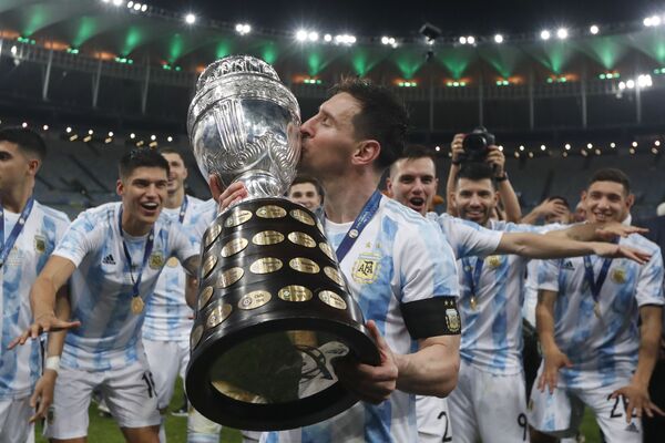 El capitán de la selección argentina, Leo Messi, tras la victoria de su equipo ante Brasil en la final de la Copa América, la primera en 28 años. - Sputnik Mundo