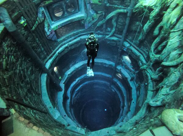 Un buceador en la piscina más profunda del mundo, Deep Dive Dubai, ubicada en los Emiratos Árabes Unidos. - Sputnik Mundo