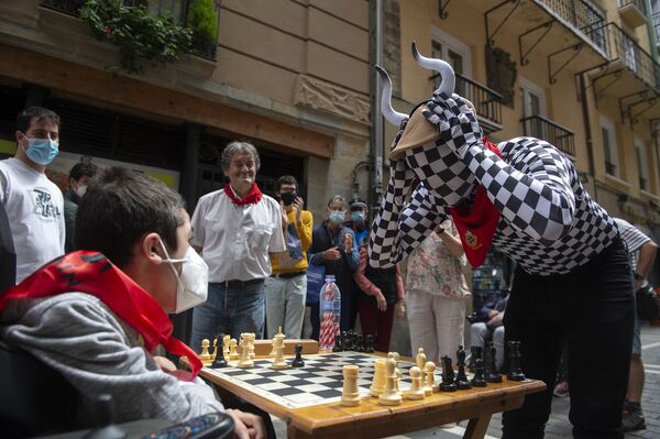 Los participantes del torneo Encierro del ajedrez, celebrado en la ciudad española de Pamplona. - Sputnik Mundo