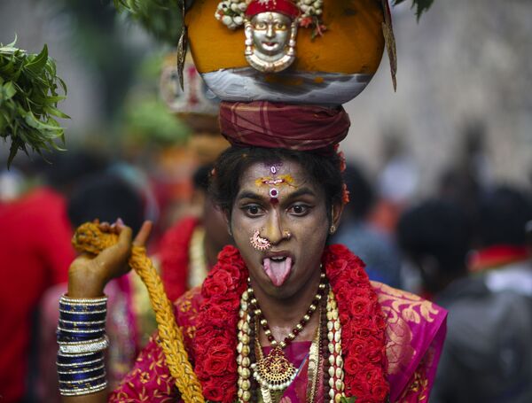 Un asistente a la festividad religiosa Bonalu, en la India. - Sputnik Mundo