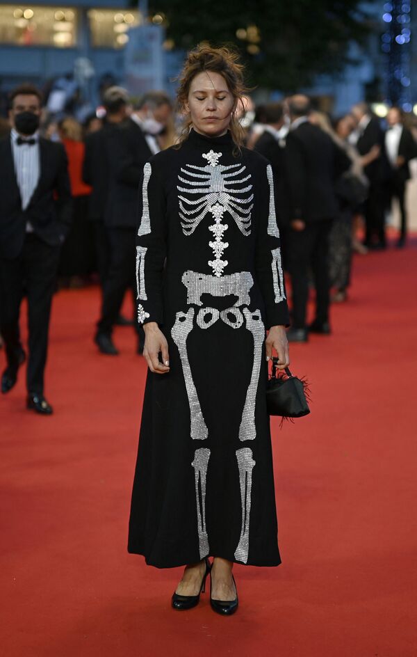 La actriz finlandesa Seidi Haarla optó por un extravagante vestido con la imagen de un esqueleto humano. - Sputnik Mundo