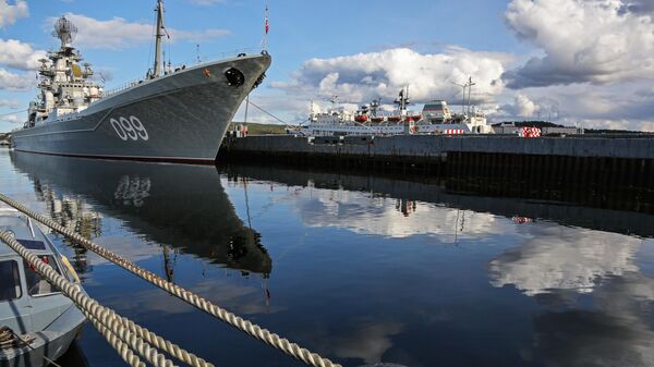 El crucero pesado de misiles de propulsión nuclear Pedro el Grande en Severomorsk. - Sputnik Mundo