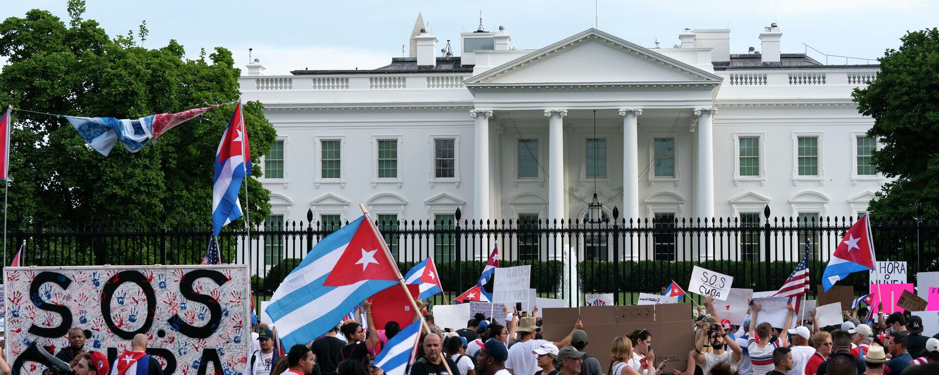 Un acto en apoyo a las protestas en Cuba cerca de la Casa Blanca - Sputnik Mundo, 1920, 18.07.2021