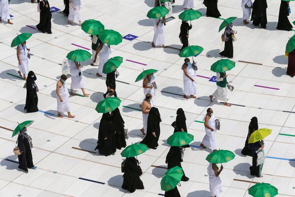 Las restricciones afectarán sobre todo al tawaf, uno de los rituales islámicos de peregrinación que consiste en circunvalar la Kaaba siete veces, cuando los creyentes intentan besar la Piedra Negra encajada en una de sus paredes o por lo menos tocarla. Como ya ocurrió en el 2020, los peregrinos tienen prohibido tocar el santuario, y alrededor de la Kaaba se han instalado barreras. - Sputnik Mundo