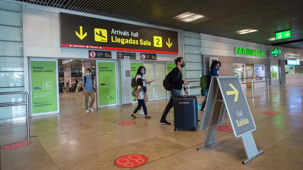 Pasajeros llegan al Aeropuerto Adolfo-Suárez Madrid Barajas - Sputnik Mundo