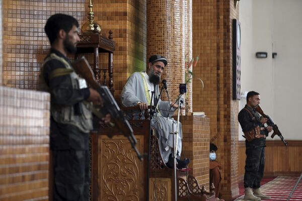Un clérigo musulmán está rodeado de guardias armados en una mezquita de Kabul, Afganistán. - Sputnik Mundo