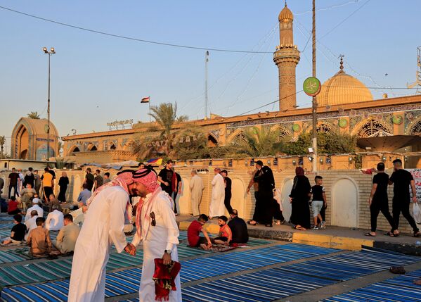 Por la mañana, los fieles se ponen ropa limpia y, si es posible, nueva, y perfumados con incienso, se dirigen a la mezquita para realizar el salat —la oración— festivo.En la foto: Celebración del Eid al Adha en Bagdad, Irak. - Sputnik Mundo