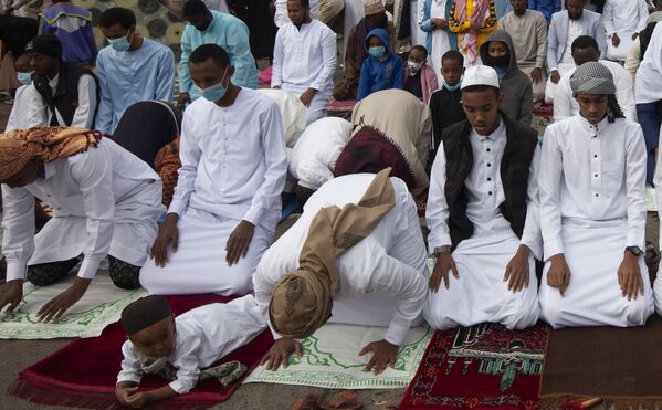 Beber alcohol y realizar otras acciones condenadas por la Sharía en este día es una blasfemia.En la foto: Adoradores en una oración en Nairobi, Kenia. - Sputnik Mundo