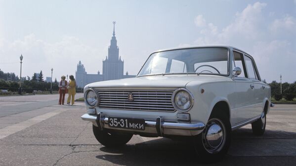 El automóvil VAZ-2101 (en la foto) se conocía en la URSS como kopeika (kópek) —el equivalente a un céntimo de rublo— y es hasta los días de hoy el modelo más popular en toda la historia de la planta. El sedán de tracción trasera basado en el Fiat 124 italiano salió de la línea de montaje por primera vez en abril de 1970. La versión soviética, sin embargo, sufrió más de 800 modificaciones antes de llegar al mercado. - Sputnik Mundo
