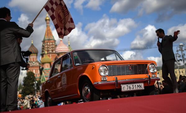 Oficialmente, el VAZ-2101 fue bautizado como Zhiguli para la venta en el mercado nacional. La versión de exportación del kópek se comercializó bajo el nombre de Lada 1200. El automóvil se fabricó por casi dos décadas, hasta 1988. Durante este tiempo, se ensamblaron casi 4,8 millones de unidades, incluidas las modificaciones 21011 con un motor más potente.En la foto: un automóvil VAZ-2101 en el rally anual de automóviles de la era soviética en Moscú. - Sputnik Mundo