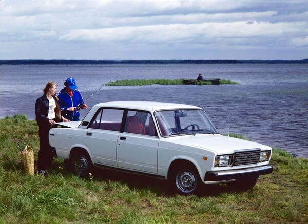 En 1982, la planta lanzó una versión de &#x27;lujo&#x27; del cinco: el modelo VAZ-2107 (en la foto). En total, se ensamblaron más de tres millones de esos automóviles, teniendo en cuenta los vehículos que se fabricaron también en Egipto, hasta principios de 2014, y en Ucrania. - Sputnik Mundo