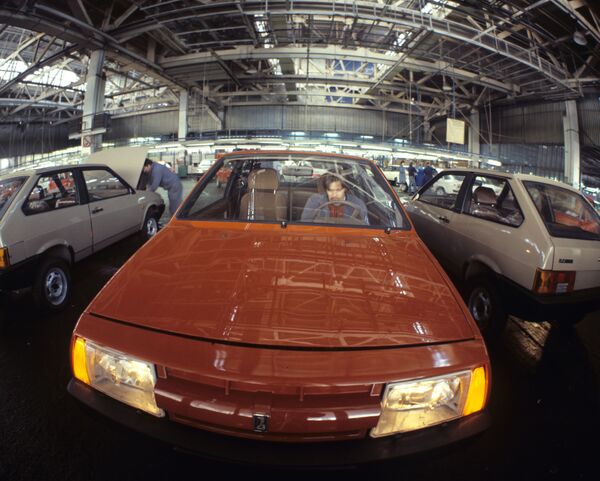 El primer automóvil de tracción delantera de VAZ fue el ocho, oficialmente llamado VAZ-2108 (en la foto). Se creó en cooperación con Porsche. Debido a la forma inusual de la carrocería para esa época, el automóvil recibió el apodo de &quot;cincel&quot;. Durante el período de producción, de 1984 a 2004, se fabricaron casi 900.000 de esos automóviles. - Sputnik Mundo