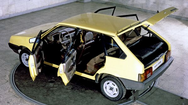 En 1987, surgió el VAZ-2109 de cinco puertas (en la foto), y en 1990, su versión sedán, el VAZ-21099. El nueve y sus modificaciones se han convertido en un auténtico símbolo de los 90 en las URSS. El automóvil fue particularmente popular entre los representantes de la comunidad criminal de la época. Hasta que su producción cesara en 2014, se ensamblaron casi cinco millones de autos de la primera y segunda generación. - Sputnik Mundo