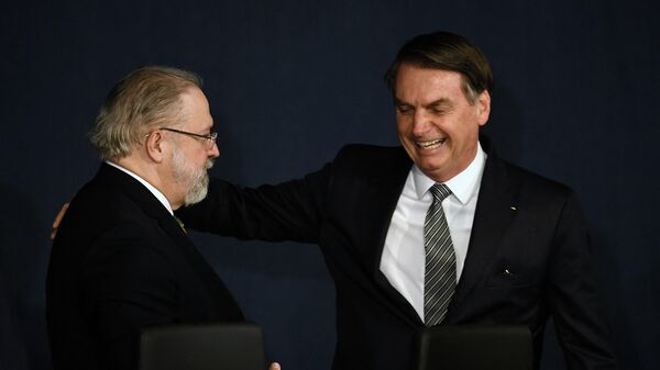 El procurador general de Brasil, Augusto Aras, junto al presidente brasileño Jair Bolsonaro - Sputnik Mundo