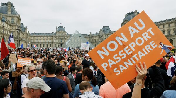 Manifestantes marchan contra el 'pasaporte COVID' y la vacunación obligatoria en París - Sputnik Mundo