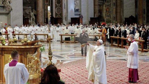 Papa Francisco en la misa en la Catedrál de San Pedro en el Vaticano - Sputnik Mundo