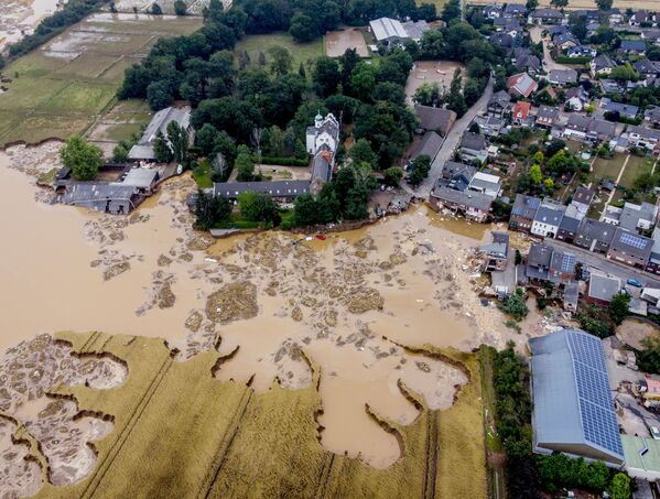 Un castillo inundado en Erftstadt-Blessem, Alemania. - Sputnik Mundo