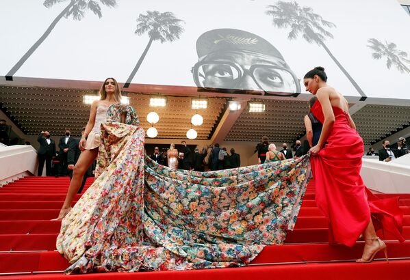 La artista y directora Amanda Ford (izquierda) y la modelo Barbara Vittorelli en la alfombra roja del 74 Festival Internacional de Cine de Cannes. - Sputnik Mundo