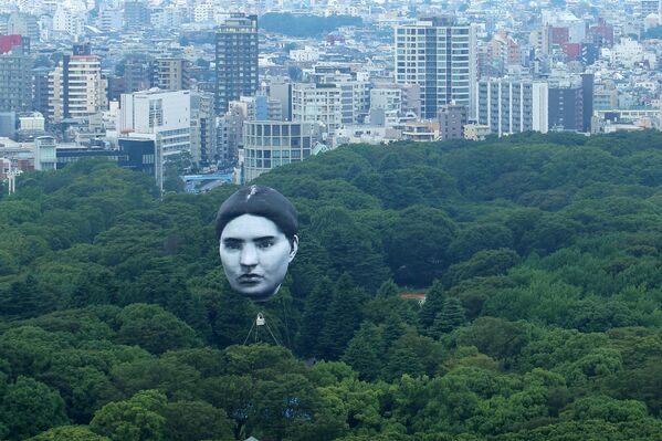 Un globo creado por el grupo artístico japonés Mé flota sobre el parque Yoyogi en Tokio, Japón. - Sputnik Mundo