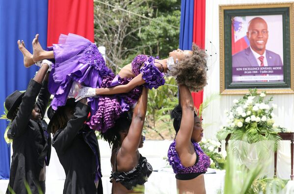 Bailarines en una ceremonia en memoria del difunto presidente Jovenel Moise en el museo del Panteón Nacional en Puerto Príncipe, Haití. - Sputnik Mundo