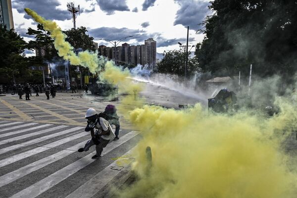 Choque de manifestantes con la Policía en Medellín, Colombia. - Sputnik Mundo