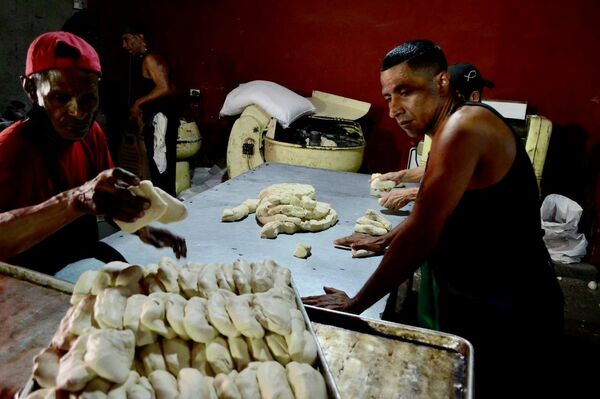 El colectivo Salvador Allende opera una panadería comunal que produce 3.000 panes diarios - Sputnik Mundo
