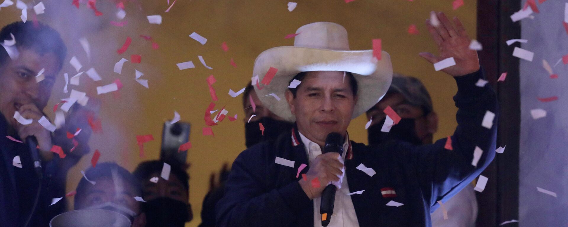 El presidente electo de Perú, Pedro Castillo, celebra su triunfo electoral - Sputnik Mundo, 1920, 18.05.2022