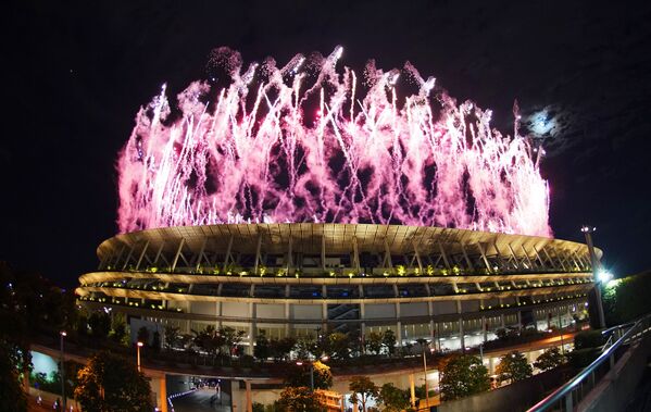 Fuegos artificiales sobre el Estadio Olímpico Nacional en la ceremonia de apertura de los XXXII Juegos Olímpicos de Verano en Tokio. - Sputnik Mundo