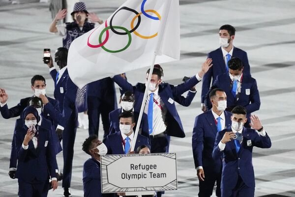 Yusra Mardini y Tachlowini Gabriyesos, del Equipo Olímpico de Refugiados, portan la bandera olímpica durante la ceremonia de apertura. - Sputnik Mundo