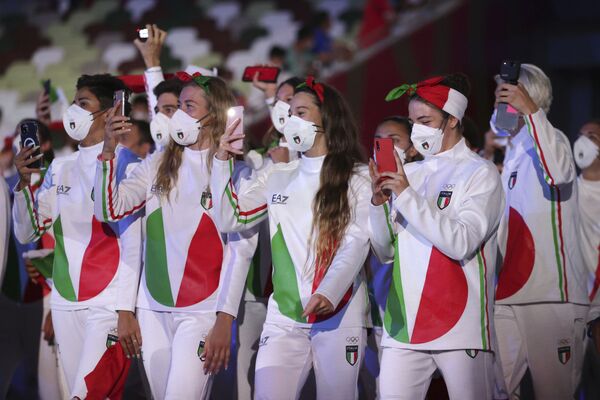 La selección italiana durante la ceremonia de apertura en el Estadio Olímpico. - Sputnik Mundo