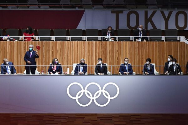 El miembro del Comité Olímpico Internacional (COI) Zaiqing Yu (el segundo a la izquierda) hace un gesto al vicepresidente de la organización, John Coates; a una de sus miembros, Anita DeFrantz; al presidente del COI, Thomas Bach, y al emperador de Japón, Naruhito (el tercero a la izquierda), quien también asistió a la ceremonia de apertura. - Sputnik Mundo