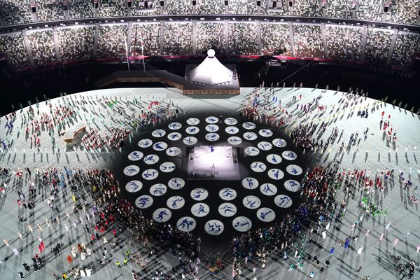 Una vista general muestra una actuación durante la ceremonia de apertura en el estadio olímpico de Tokio. - Sputnik Mundo