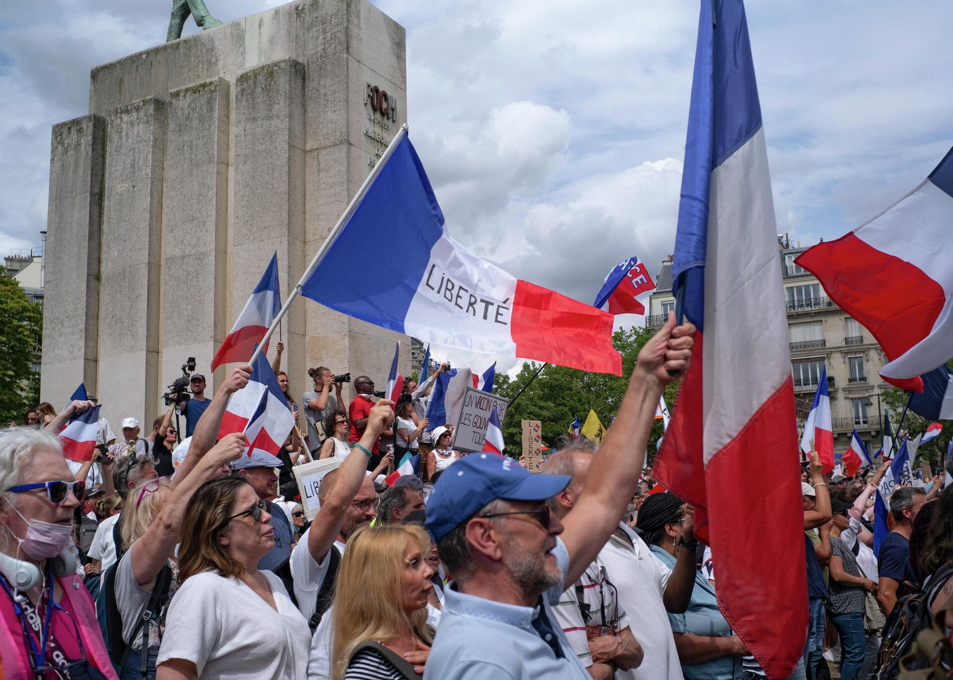 Miles de manifestantes se reúnen en la Plaza del Trocadero cerca de la Torre Eiffel para protestar contra pases sanitarios en París, Francia, el 24 de julio de 2021 - Sputnik Mundo, 1920, 25.07.2021