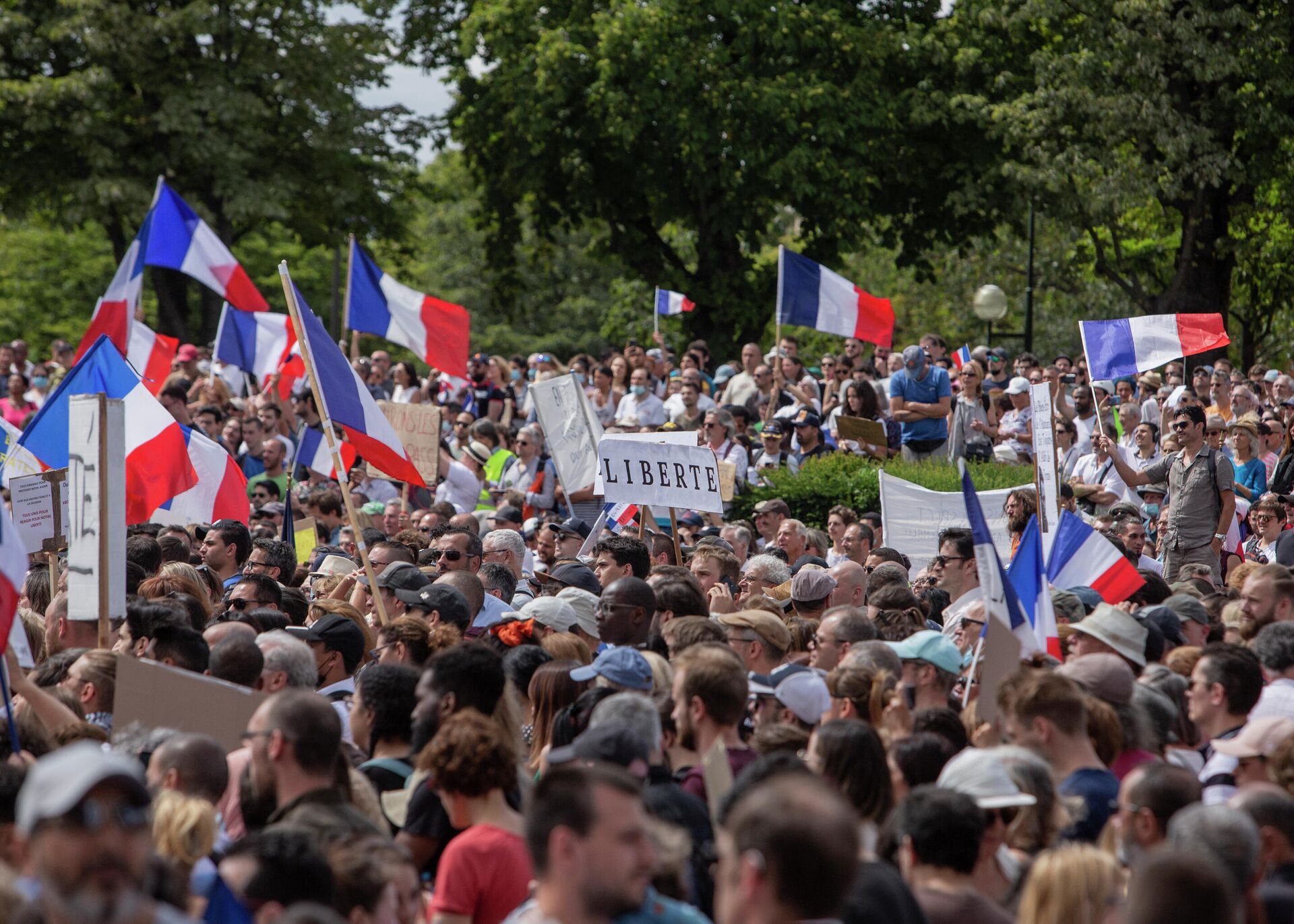Miles de manifestantes se reúnen en la Plaza del Trocadero cerca de la Torre Eiffel para protestar contra pases sanitarios en París, Francia, el 24 de julio de 2021 - Sputnik Mundo, 1920, 25.07.2021