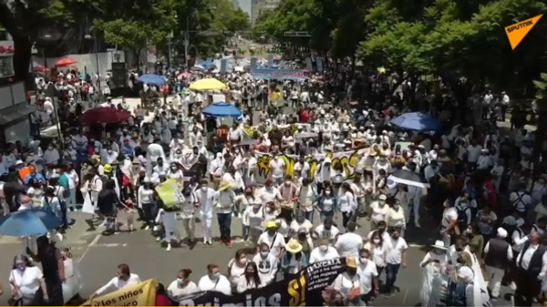 Miles de mexicanos marchan para exigir más medicamentos contra el cáncer - Sputnik Mundo