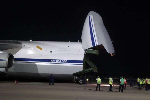 Uno de los aviones rusos An-124 iniciando las operaciones de descarga de la ayuda humanitaria en Cuba - Sputnik Mundo