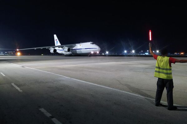 Arribo de las aeronaves rusas a Cuba con ayuda humanitaria - Sputnik Mundo