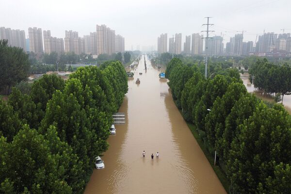 Según la información disponible, un total de 11,45 millones de residentes locales se vieron afectados por el desastre. Aproximadamente 1,5 millones de personas fueron evacuadas a zonas seguras. En la imagen: una carretera inundada en Zhengzhou, provincia de Henan. - Sputnik Mundo