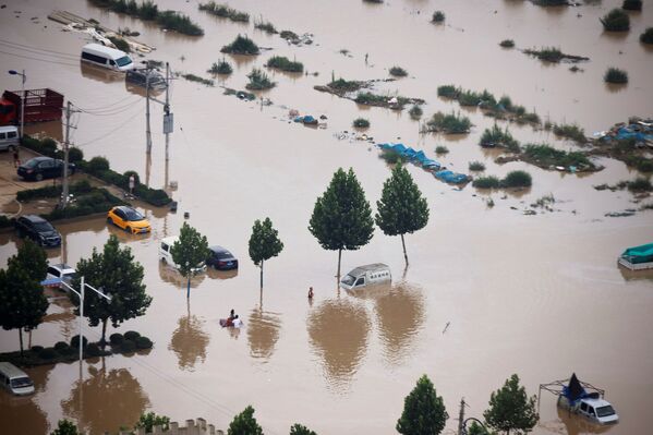 Coches en una carretera inundada en Zhengzhou, provincia de Henan. - Sputnik Mundo