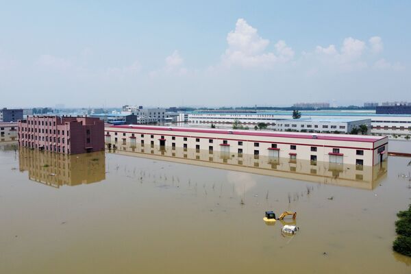 Las inundaciones destruyeron alrededor de 14.000 edificios y dañaron más de 32.000. En la foto: edificios industriales inundados en Xinxiang, provincia de Henan. - Sputnik Mundo