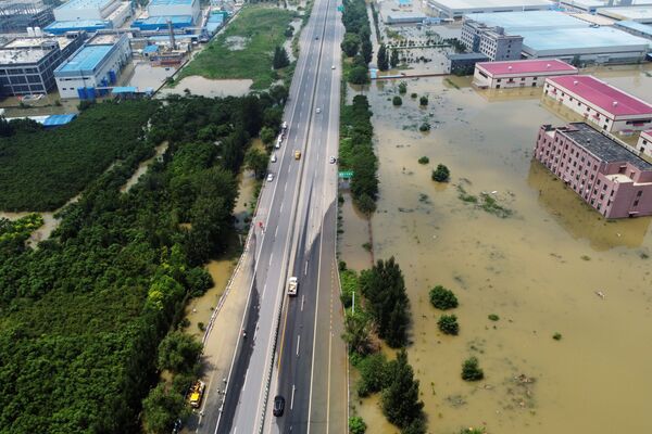 El daño económico causado por las inundaciones se estiman en más de 11.000 millones de dólares. En la foto: edificios industriales inundados en Xinxiang. - Sputnik Mundo