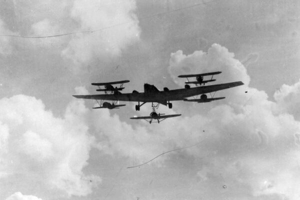 El bombardero TB-3 en su configuración máxima: dos cazas I-16, dos I-5 y un I-Z - Sputnik Mundo