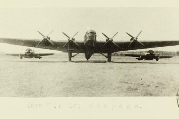 Un TB-3 del proyecto Zveno con dos cazas I-16 bajo sus alas - Sputnik Mundo